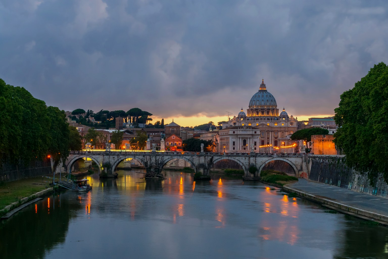 Ponte Sant'Angelo e a Basílica de São Pedro, em Roma — ponte jurídica entre Brasil e Itália