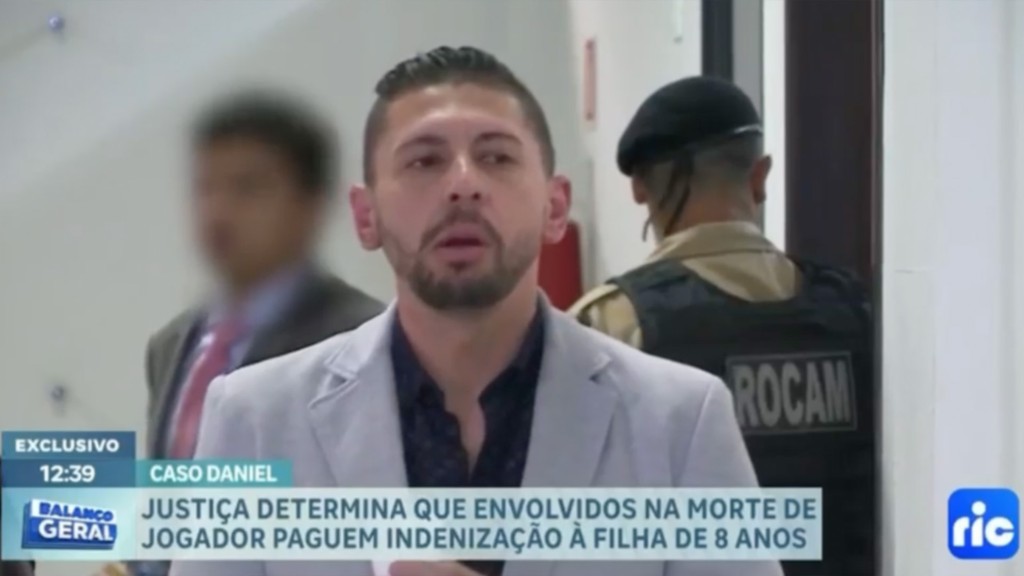 Imagem da reportagem da RIC TV sobre o Caso Daniel, com registro no entorno do fórum