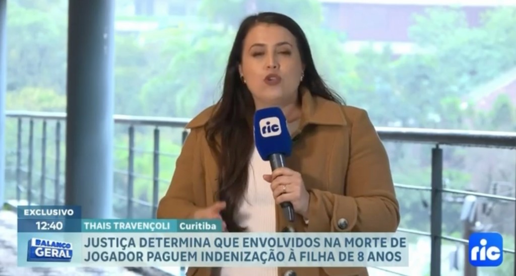Repórter Thais Travençoli, da RIC TV, em Curitiba, durante a reportagem sobre o Caso Daniel